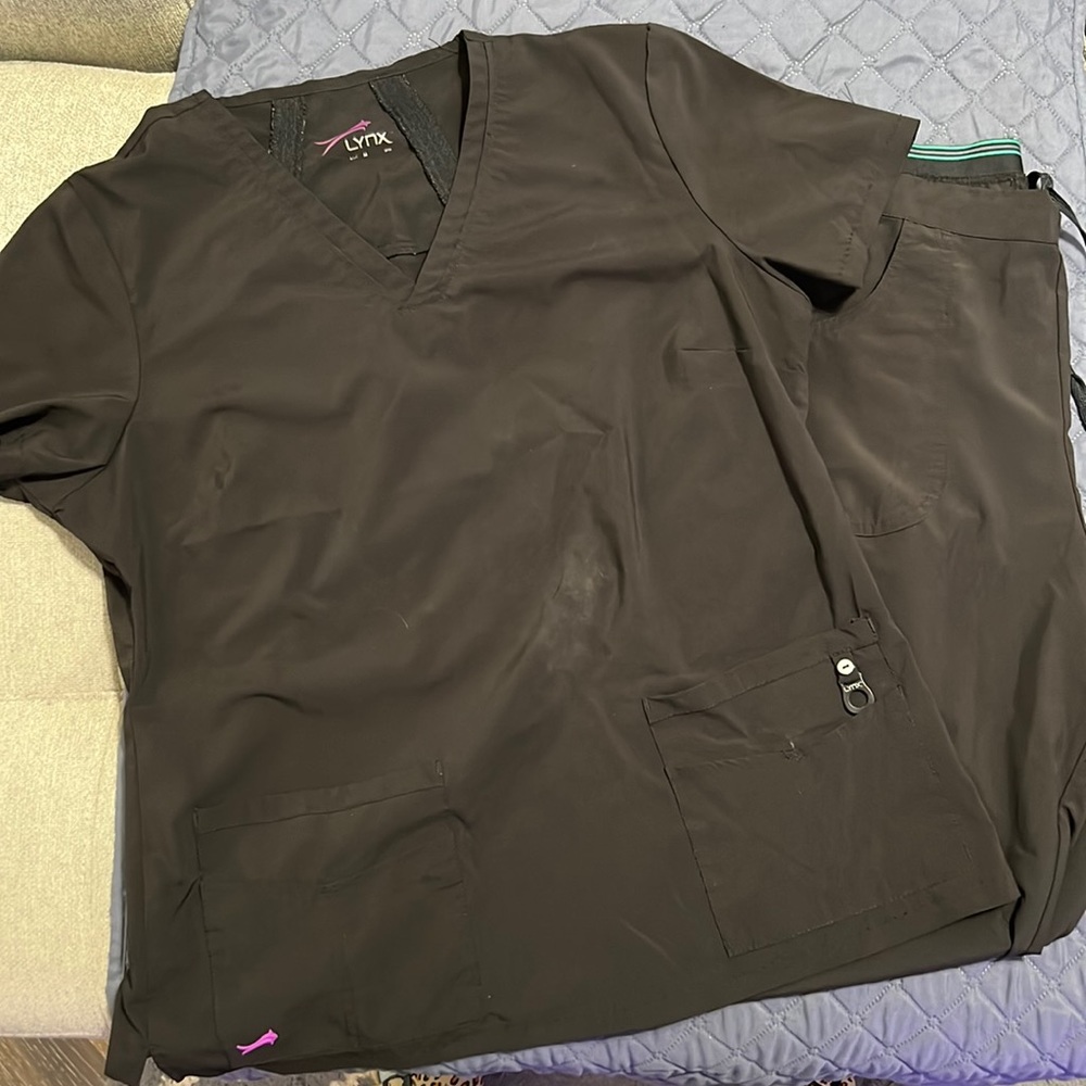 Lynx scrub set